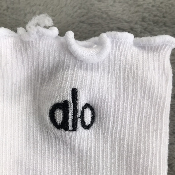 3 pairs of Alo Yoga Women's Lettuce Edge Socks White  M/L - Picture 2 of 3